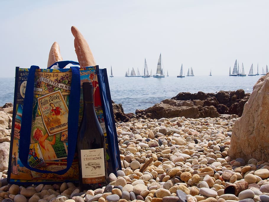 tote bag and bottle on seashore pebbles, picnic, beach, french bread HD wallpaper