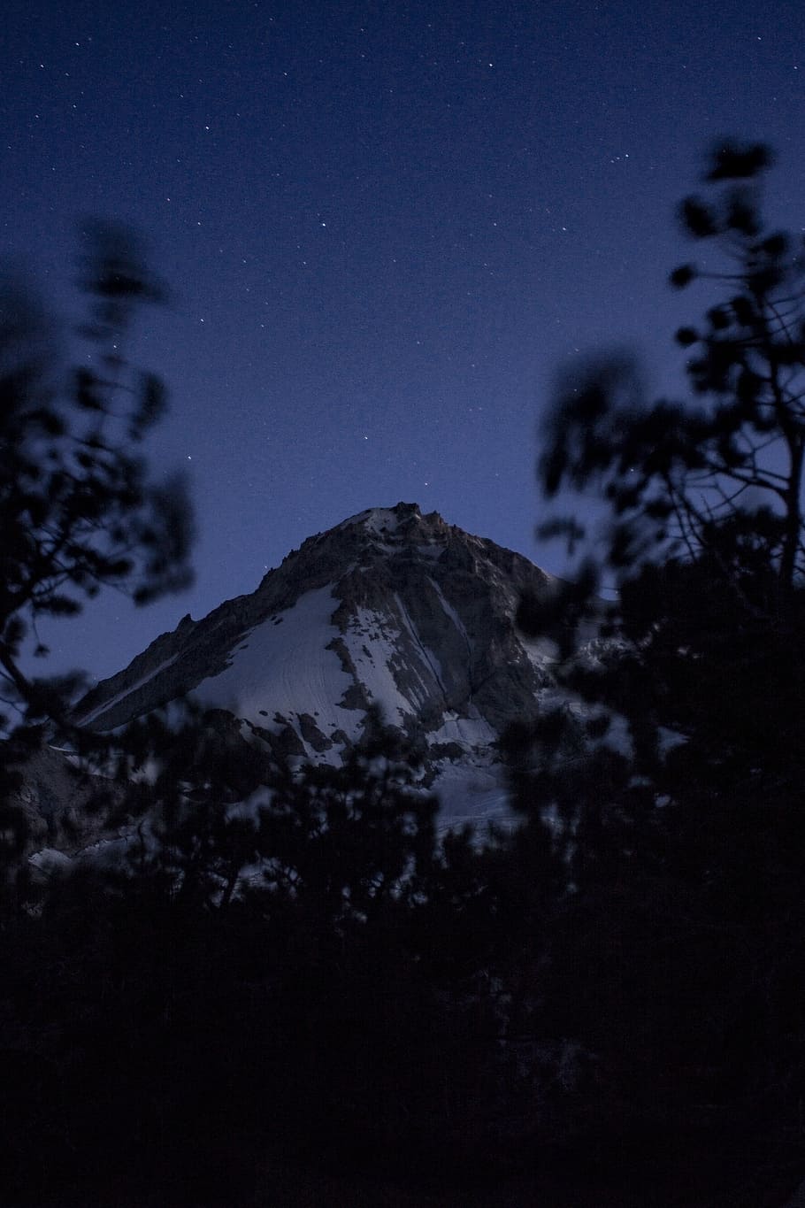 glacier mountain peak under starry sky at night time, summit HD wallpaper
