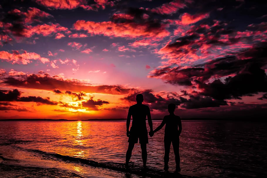 silhouette of man and woman standing on seashore during sunset, HD wallpaper