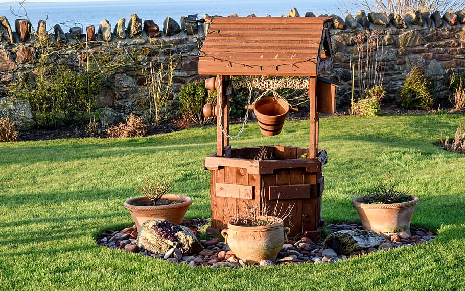 brown wooden deep well with clay pots during daytime, garden, HD wallpaper