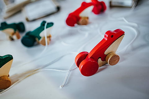 Small wooden frogs with strings, figure, toy, red, art and craft HD wallpaper