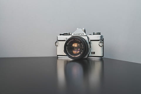 gray and black Olympus SLR camera on black surface, gray and black Olympus camera on black surface HD wallpaper