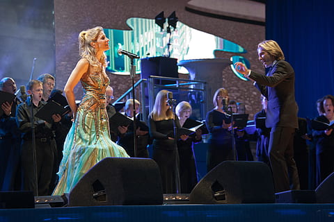 woman singing on stage, Eric Whitacre, Virtual, Choir, virtual choir HD wallpaper