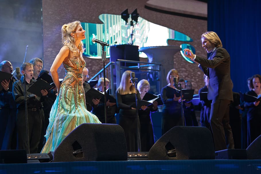 woman singing on stage, Eric Whitacre, Virtual, Choir, virtual choir HD wallpaper