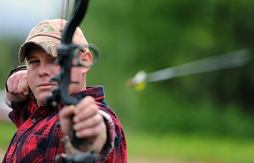 photography of man holding comound bow, archery, concentration HD wallpaper