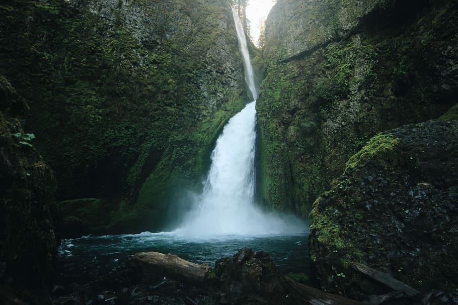 waterfalls under white sky, timelapse photography of waterfall HD wallpaper