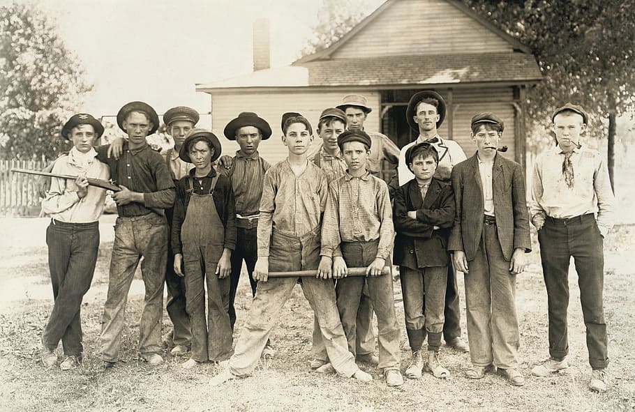 boys standing holding guns photo, rascals, guys, mob, whipping boy, HD wallpaper