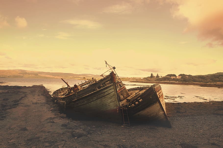 brown wreck boat near seashore during daytime, brown boat on shore HD wallpaper