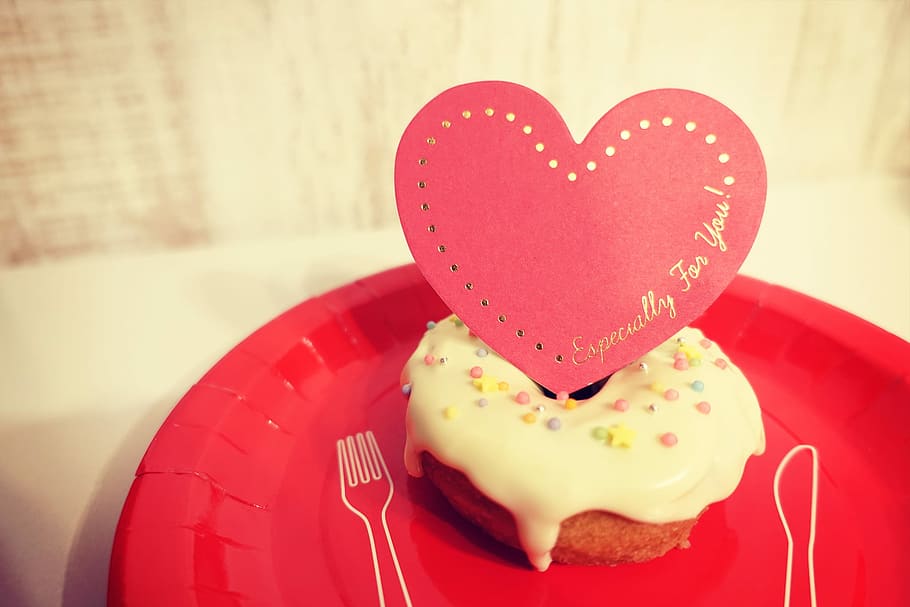 white cream Donut on red plate, heart Shape, love, romance, valentine's Day - Holiday HD wallpaper