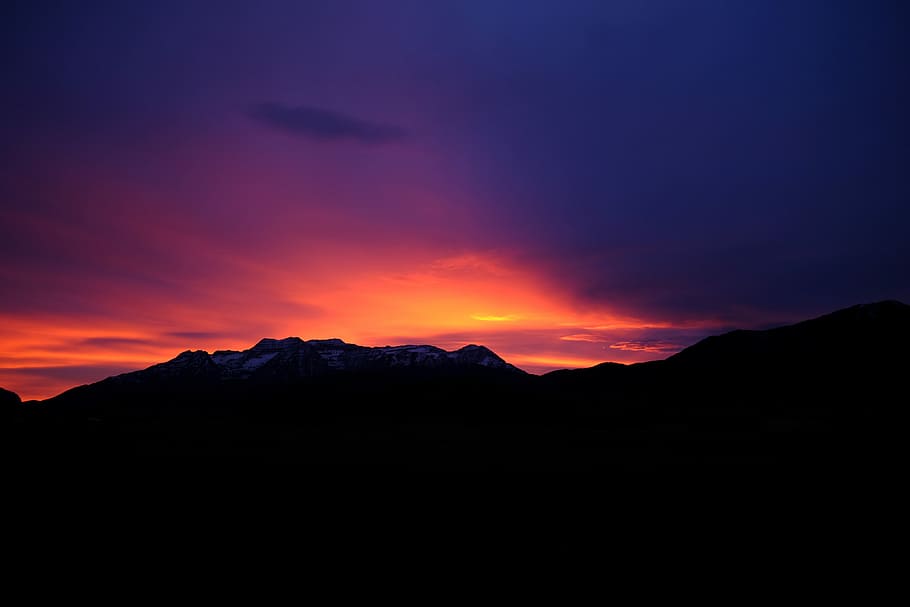 silhouette of mountain under sunset, silhouette photo of mountain during sunset HD wallpaper