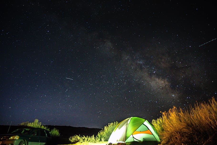green tent beside grass at nighttime, sky, cloud, stars, galaxy HD wallpaper