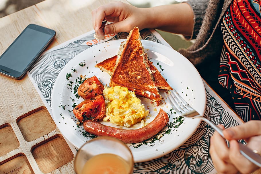 Toaster Bread, Scrambled Eggs, Grilled Tomato and Sausage, breakfast HD wallpaper