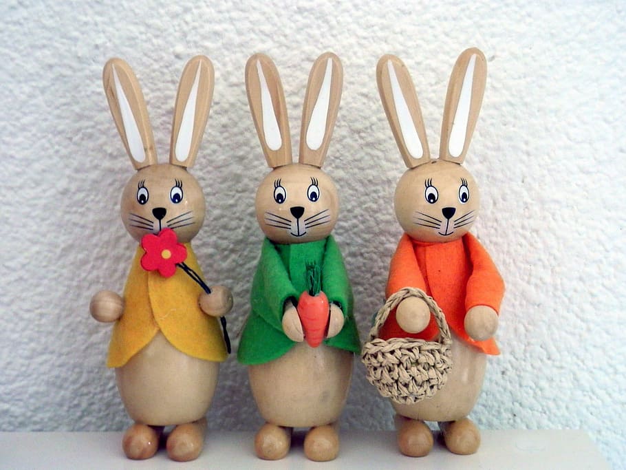 three assorted-color ceramic rabbit figurines, easter bunny HD wallpaper