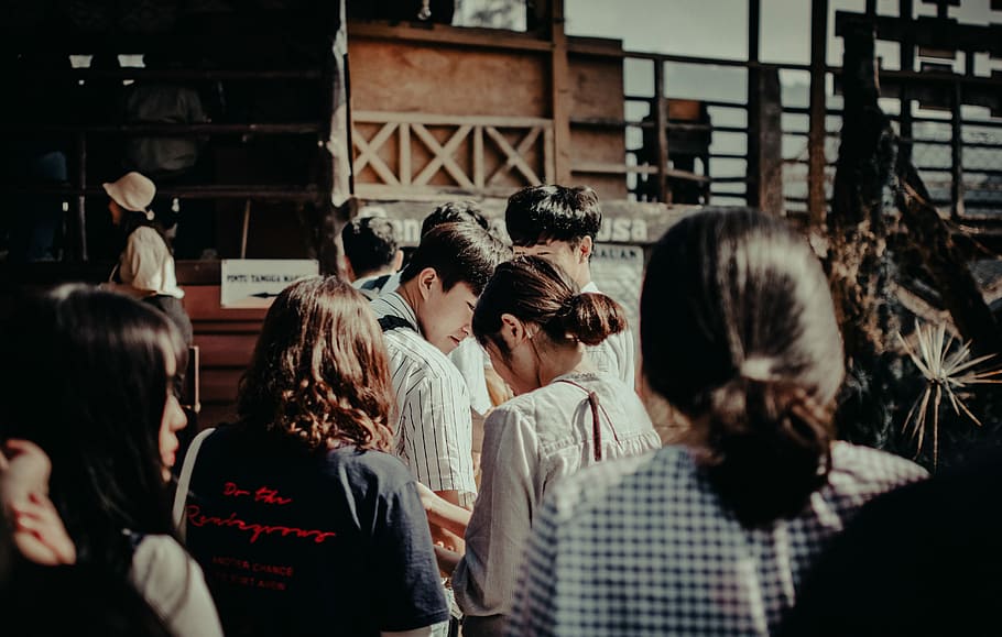 Curious Smile, people forming a line, group, crowd, asian, corean HD wallpaper