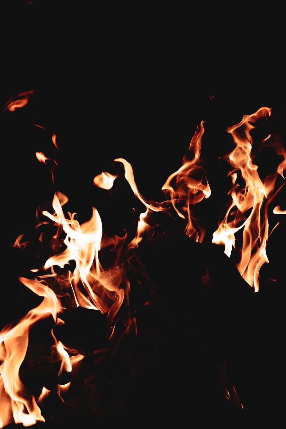 flames in dark room, closeup photo of bonfire at night, burning HD wallpaper