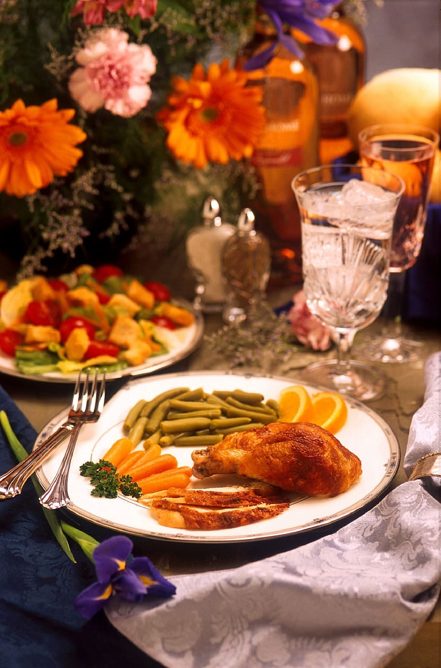 shallow focus photography of chicken dish with sliced vegetables and fruits HD wallpaper
