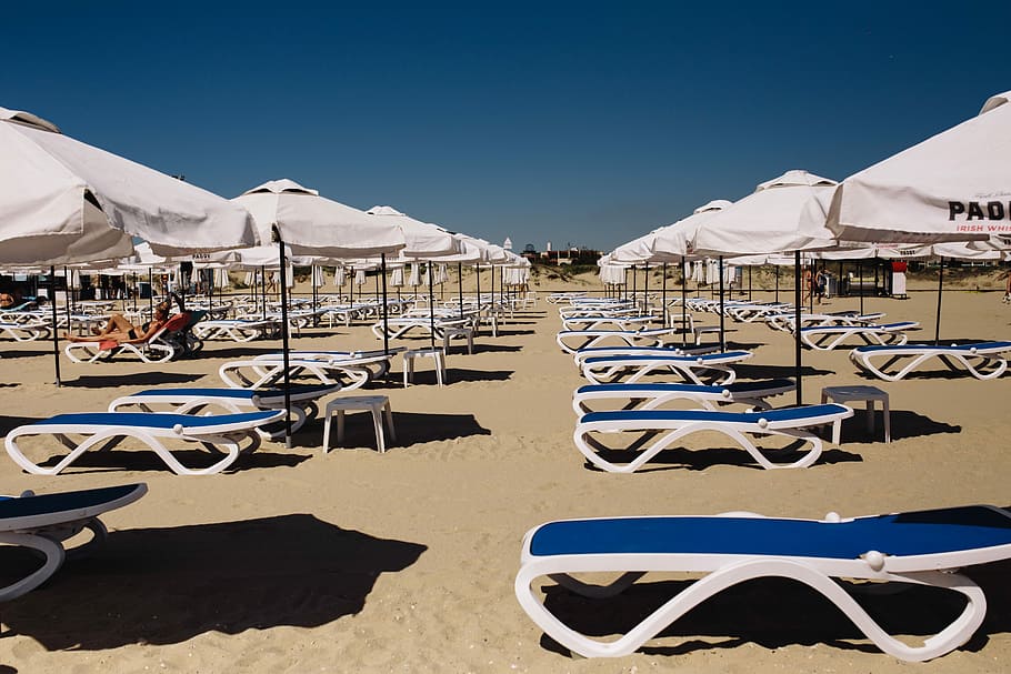 Umbrellas and lounge chairs on Sunny Beach, Bulgaria, ocean, sand, HD wallpaper