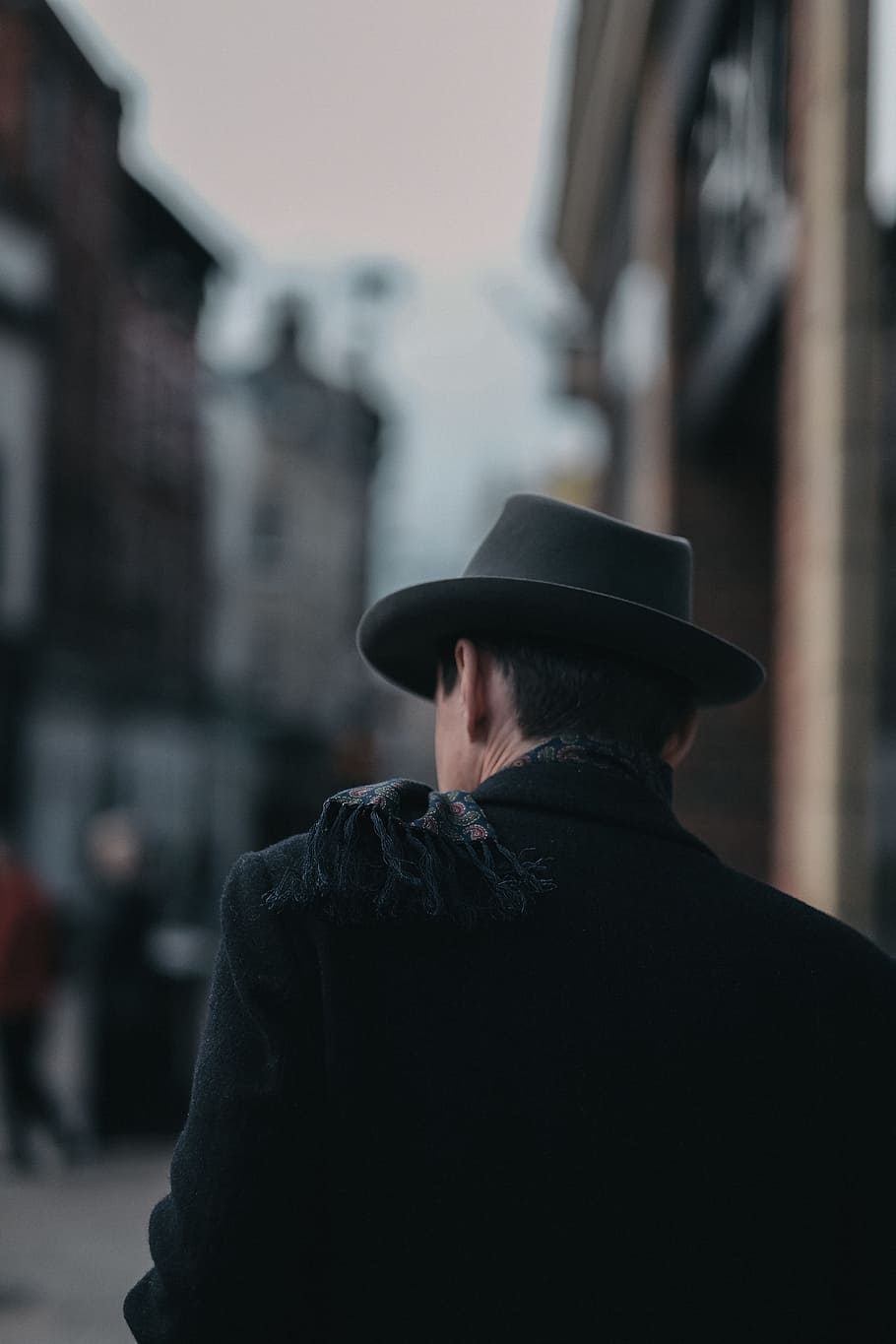 back view of man selective photo, man in black hat with coat