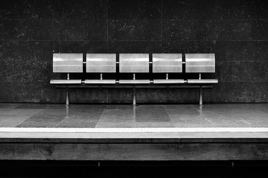 grayscale photo of silver 5-seat gang chair, grey metal 5-seat gang chair HD wallpaper