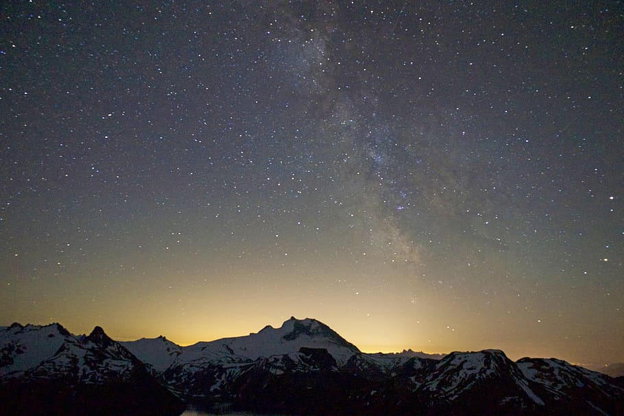 mountain under starry sky, photography of snowy mountain, Canadian Cascades HD wallpaper