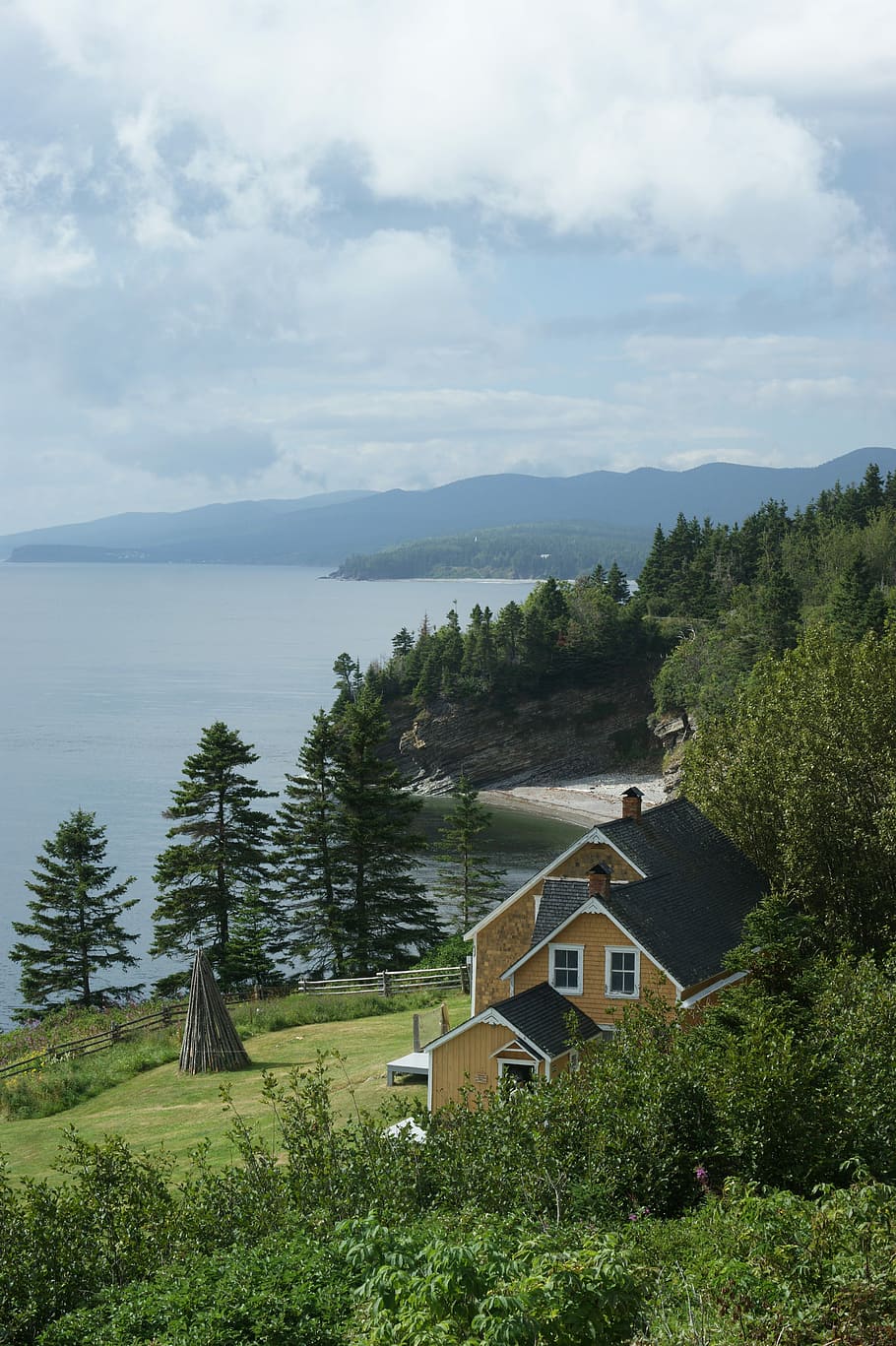 At the edge of Gaspesie, brown house surrounded by trees beside body of water during daytime, HD wallpaper