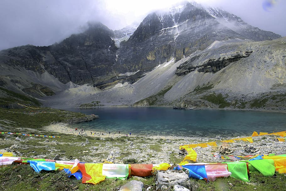 large body of water near mountain during daytime, mountain terrain beside lake HD wallpaper