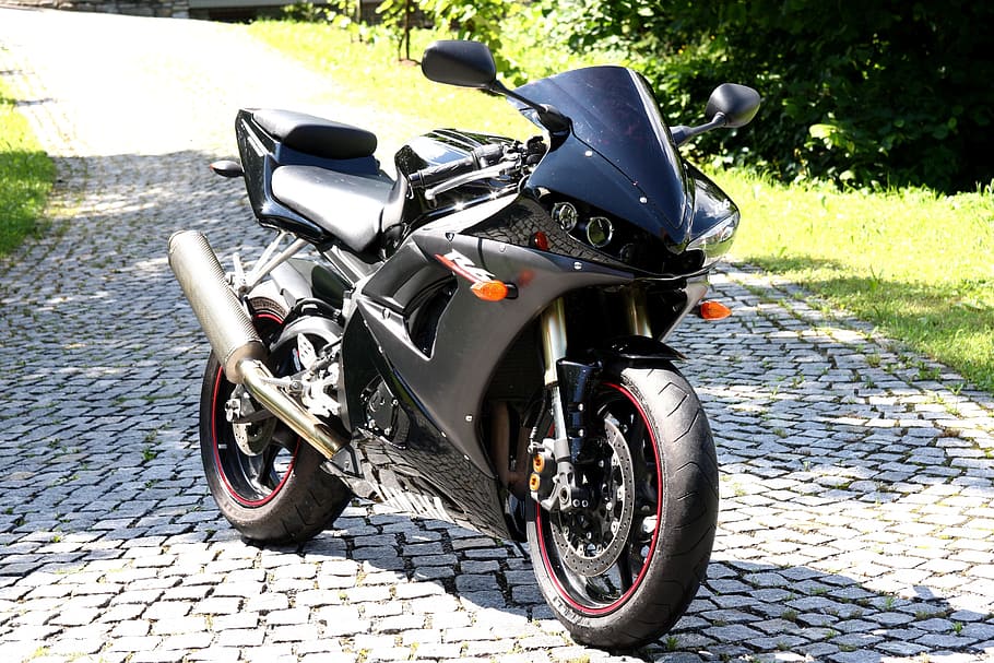 black and gray sports motorcycle on gray brick pathway, yamaha HD wallpaper