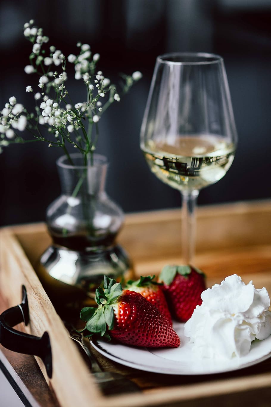 Strawberries with cream and glass of white wine on wooden tray, HD wallpaper