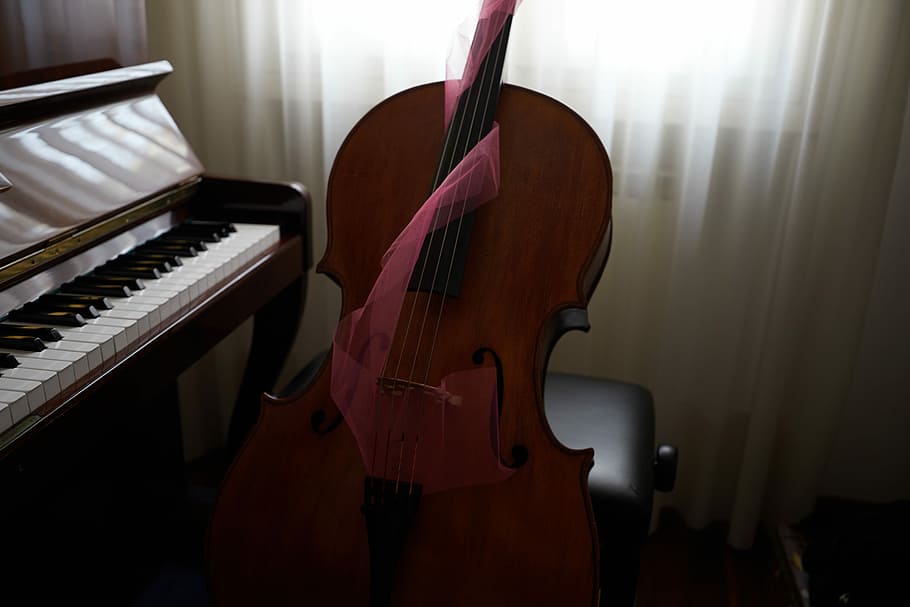 brown violin beside spinet piano, brown violin beside brown upright piano, HD wallpaper