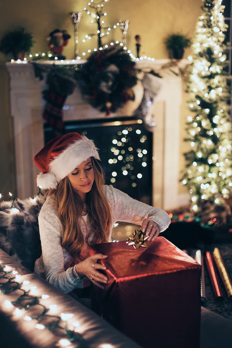 woman sitting holding art, interior, design, bokeh, light, gift HD wallpaper