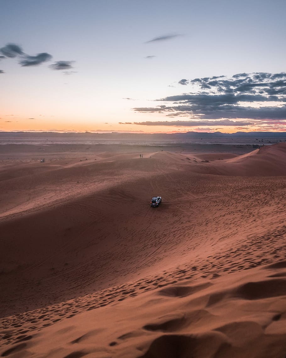 car running on desert, white off-road car driving on sand dunes HD wallpaper