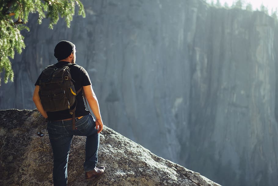 man climbing mountain, hiker, backpack, backpacking, looking HD wallpaper