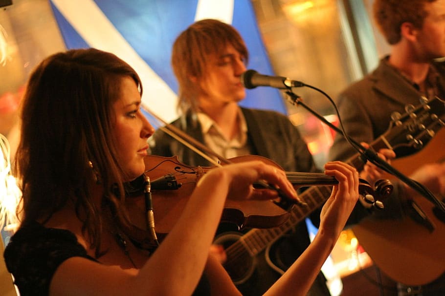 woman playing violin, sing, singer, singers, mic, microphone HD wallpaper