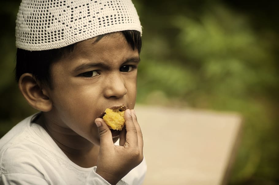 selective focus photography of Boy in white thobe eating, kid, HD wallpaper