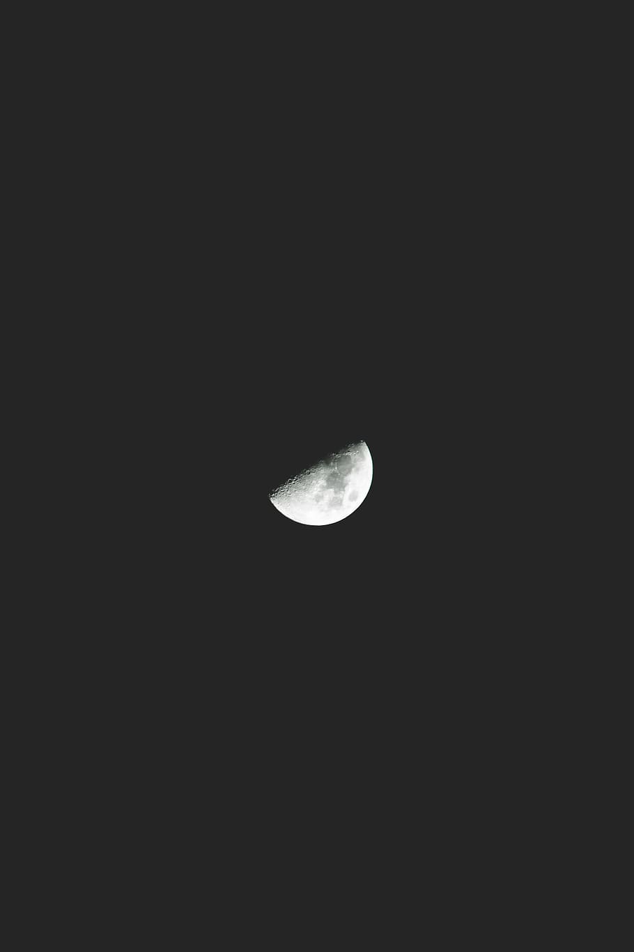 half moon against black background, low light photography of half moon HD wallpaper