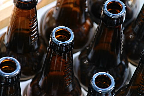 macro photography of brown glass bottles, beer bottles, empty HD wallpaper