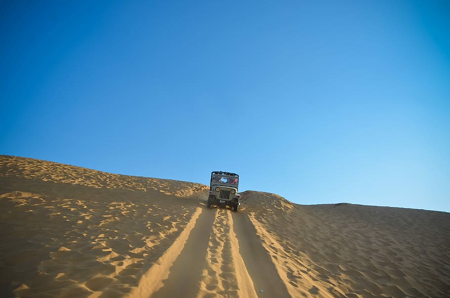 white car travelling on desert, gray vehicle travelling in dessert at daytime, HD wallpaper