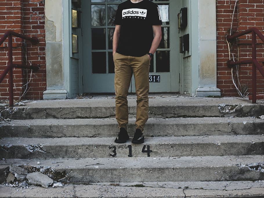 man put his hand on his pocket while standing on stair, man standing in staircase HD wallpaper