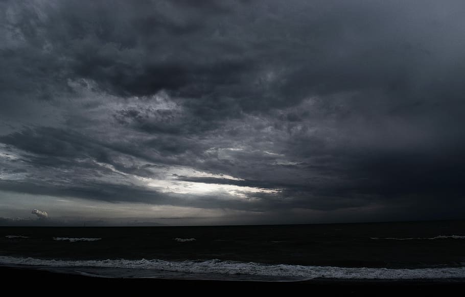 ocean under gray cloudy sky, seashore under dark clouds, seawave HD wallpaper