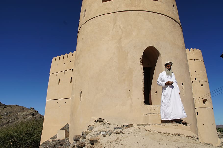 Oman, Fort, Arabs, Castle, Turban, mobile phone, history, architecture HD wallpaper