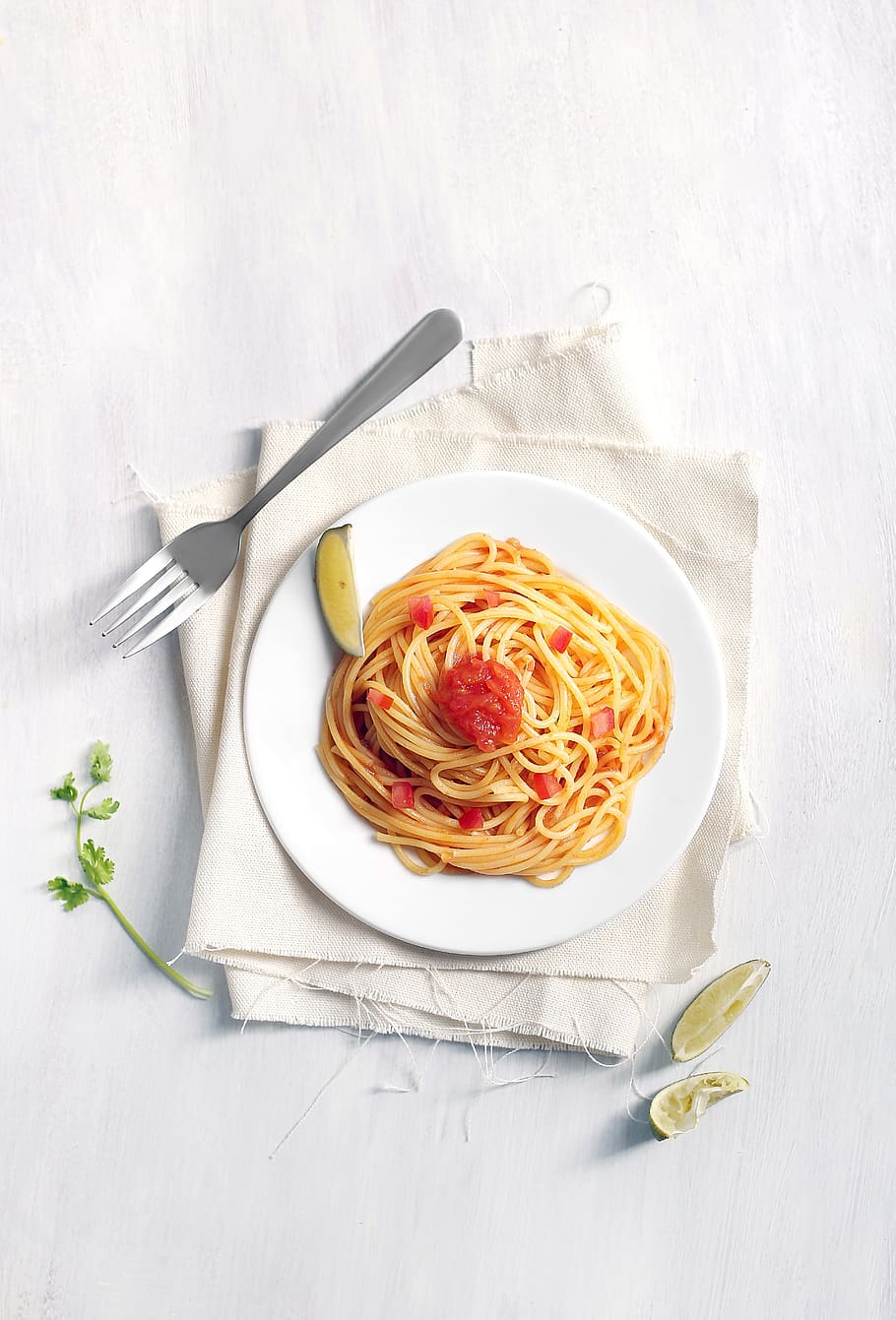 spaghetti on white plate, pasta, lunch, breakfast, dinner, an to HD wallpaper