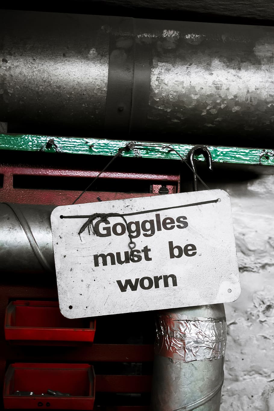 goggle must be worn sign hanging on nail, goggles must be worn text HD wallpaper