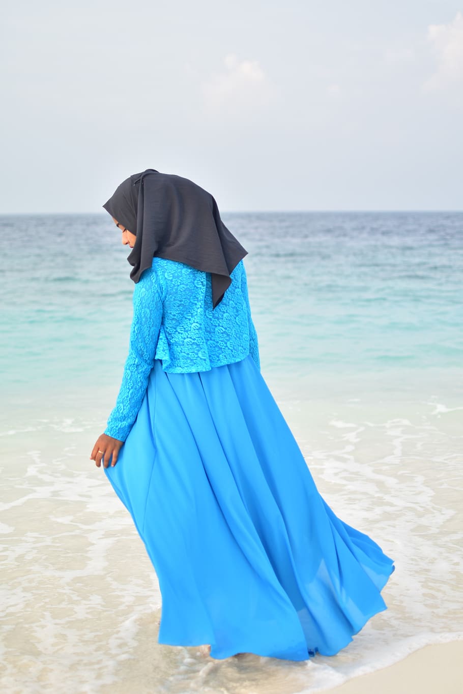 muslim, islam, blue, long dress, sea portrait, model, religion, HD wallpaper