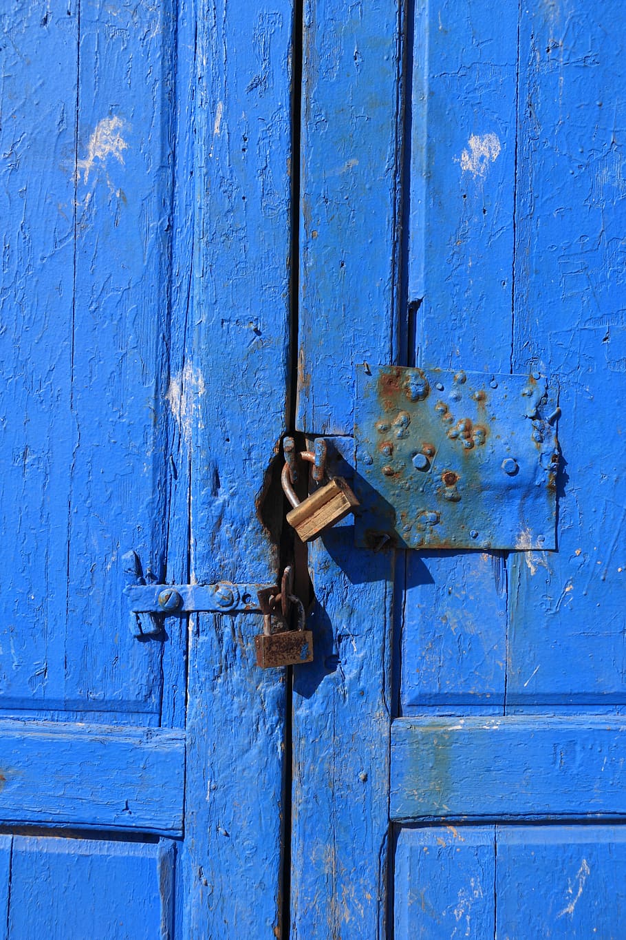 two brass-colored padlocks on blue wooden doors, morocco, essaouira HD wallpaper