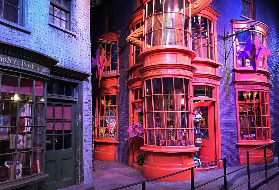 red and grey multi-story building, harry potter, diagon alley, HD wallpaper
