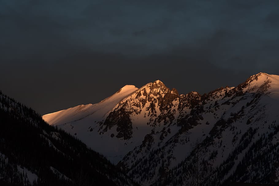 photo of mountain covered with snow, snow covered mountain during night time HD wallpaper