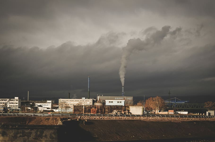 Factory releasing smoke under cloudy sky, pollution, industry HD wallpaper