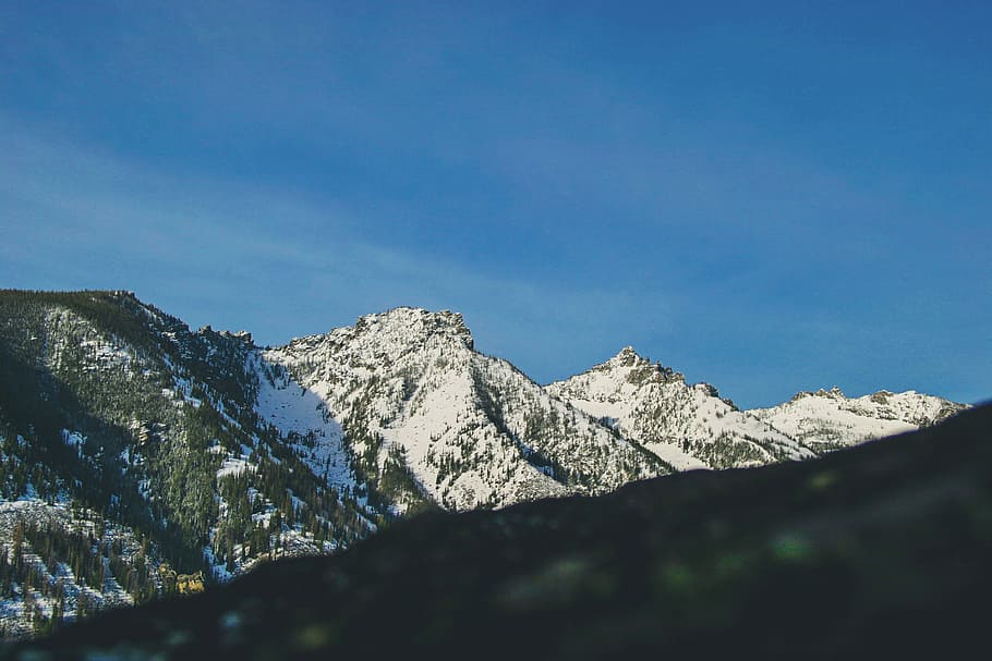 snow-covered mountaine under blue sky, green mountains covered in white snow HD wallpaper