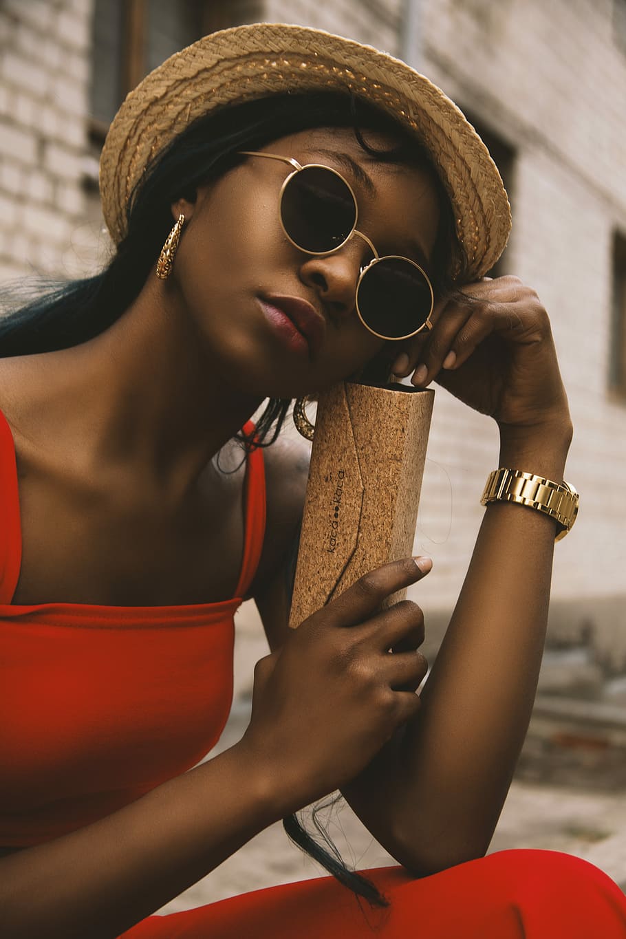 closeup photo of woman holding brown box, selective focus photography of woman holding brown long wallet while sitting at daytime, HD wallpaper