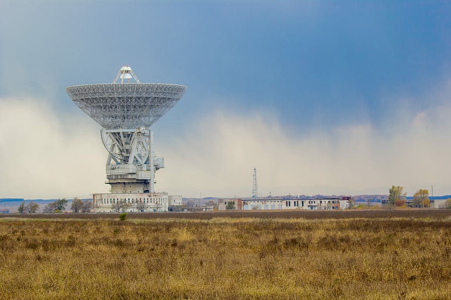 landscape photography of white satellite, architectural photography of gray satellite transmission building, HD wallpaper